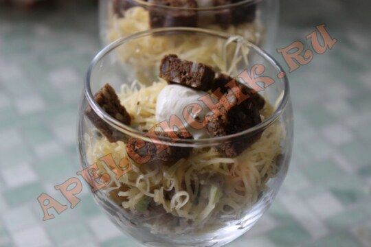 фото салат пальчики оближешь с сухариками и курицей, одна порция