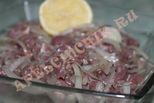 фото мелко нарубленное мясо барана, перемешанное с луком, лимоном и черным перцем
