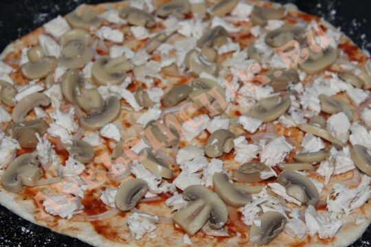 фото выкладываем на пиццу нарезанные грибы и отварную курицу