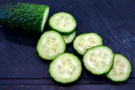 огурцы нарезаем кружочками