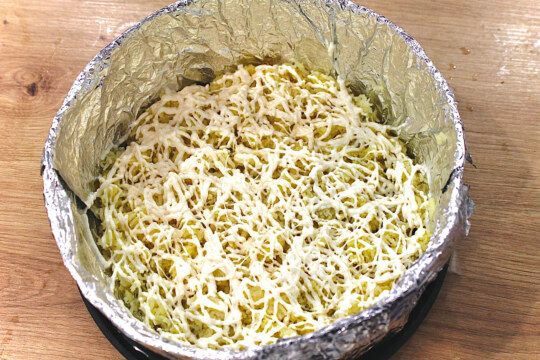 натёртый картофель, политый сверху майонезом