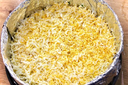 слой мелко нарезанных куриных яиц