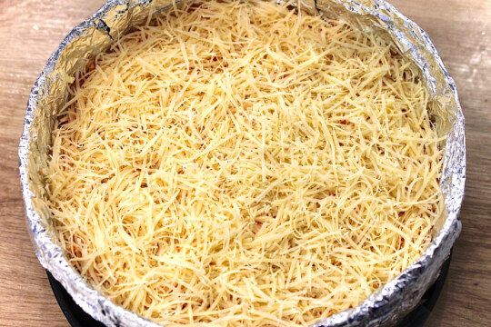 выкладываем слой натёртого сыра