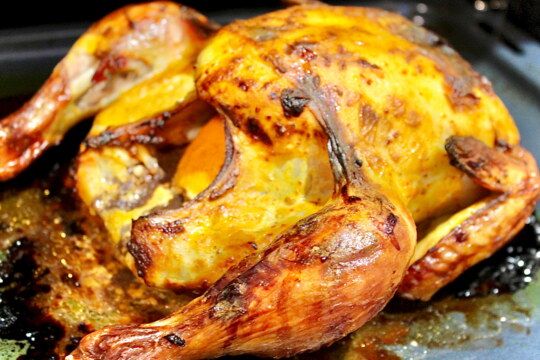 фото поливаем запёкшуюся курицу собственным соком